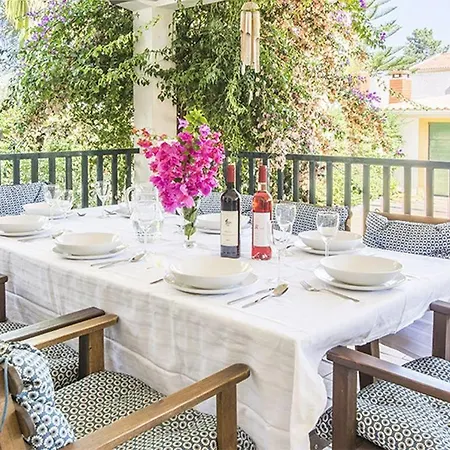 Santo Isa - Spacious 5 Bedroom - Private Pool - Close To Lisbon - Perfect For Families Villa Corroios